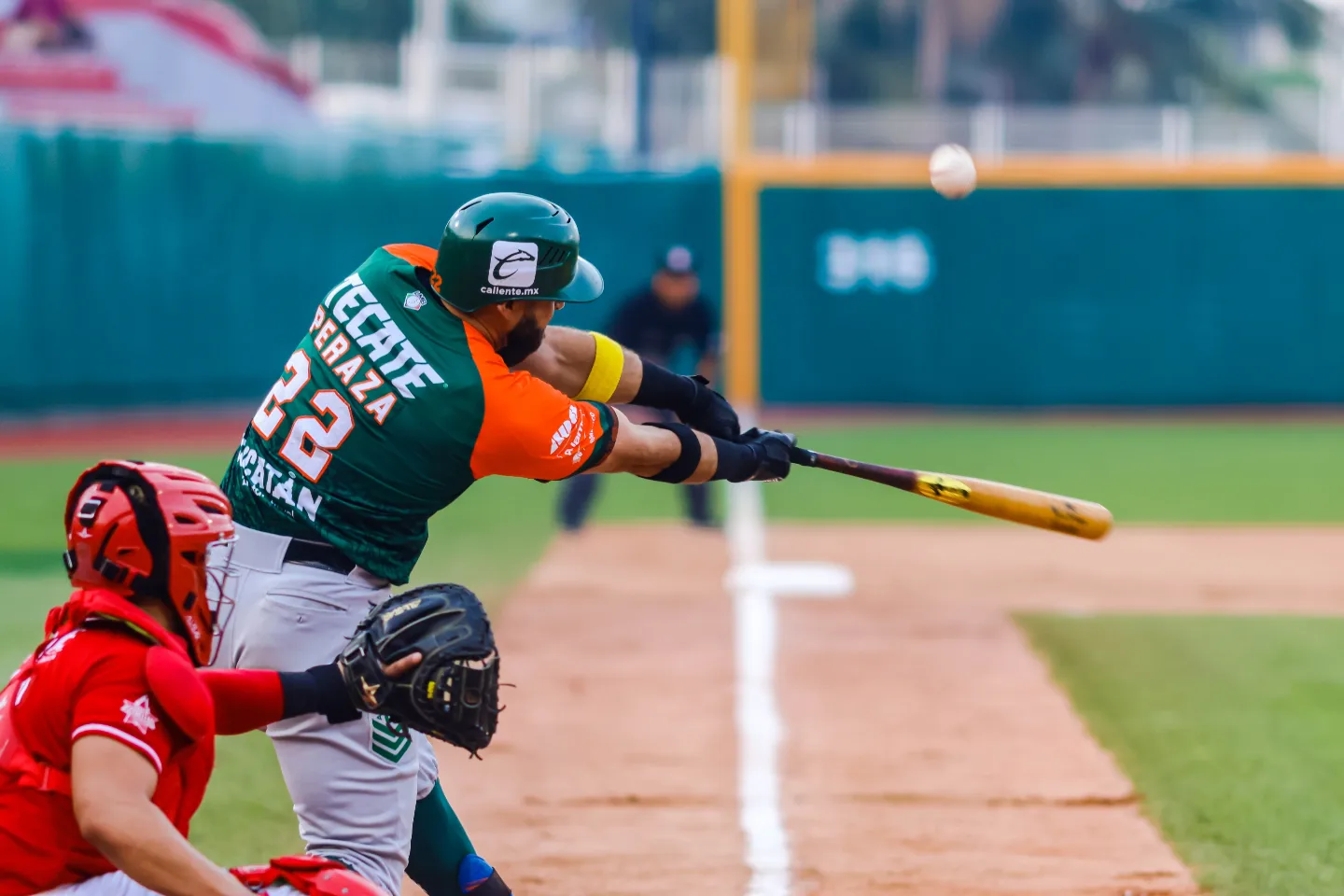 LEONES PEGÓ PRIMERO EN EL BETO ÁVILA