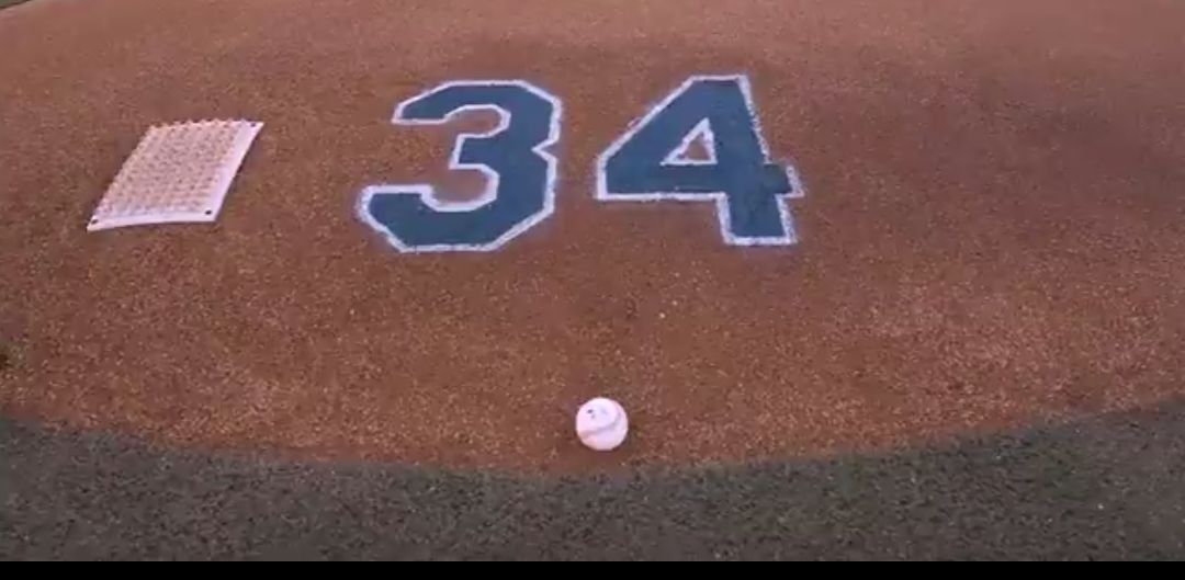 RINDEN HOMENAJE A FERNANDO VALENZUELA EN LA SERIE MUNDIAL